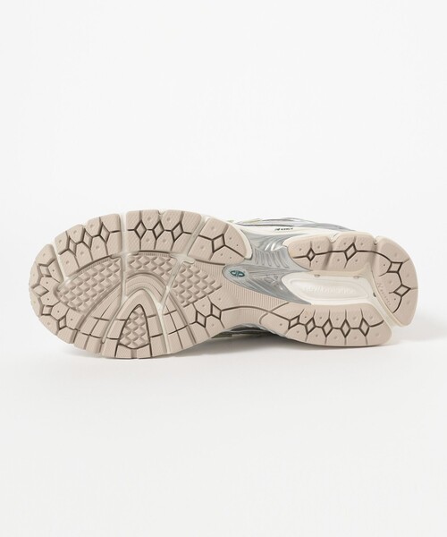 NEW BALANCE(ニューバランス)の「NEW BALANCE / M1906R EE(スニーカー・メンズ・シルバー・26.5cm/27.5cm/28.0cm/26.0cm/27.0cm)」の4枚目の写真