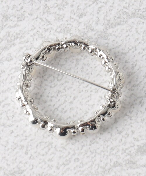 OPAQUE.CLIP（オペークドットクリップ）の「◆フェイクパールビジューサークルブローチ/セレモニー対応（ブローチ/コサージュ・レディース・シルバー/ゴールド・00）」の4枚目の写真