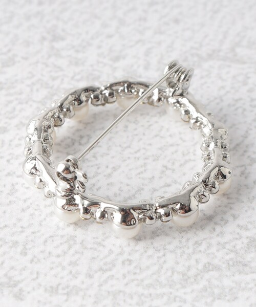 OPAQUE.CLIP（オペークドットクリップ）の「◆フェイクパールビジューサークルブローチ/セレモニー対応（ブローチ/コサージュ・レディース・シルバー/ゴールド・00）」の5枚目の写真