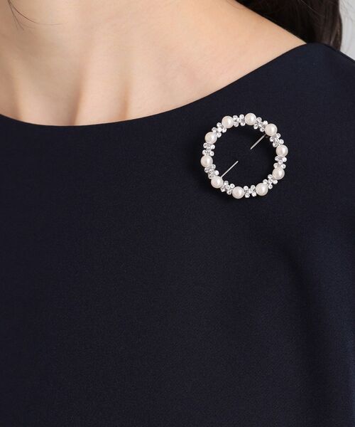 OPAQUE.CLIP（オペークドットクリップ）の「◆フェイクパールビジューサークルブローチ/セレモニー対応（ブローチ/コサージュ・レディース・シルバー/ゴールド・00）」の6枚目の写真