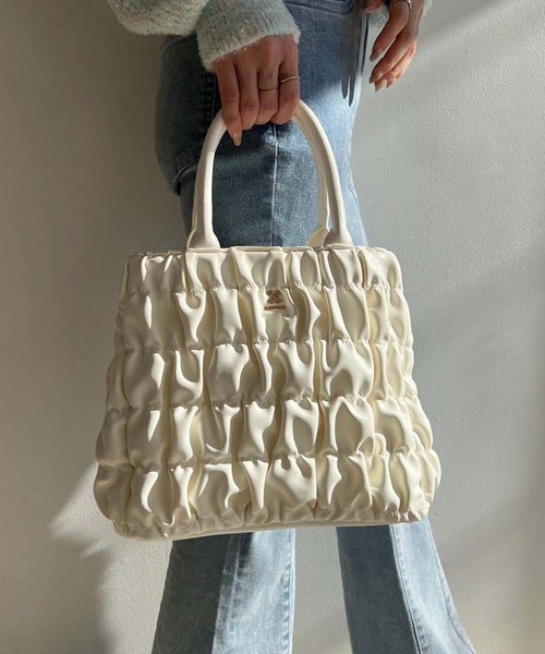 one after another NICE CLAUP（ワンアフターアナザーナイスクラップ）の「エンブレム付きシャーリングミニトートバッグ（ハンドバッグ・レディース・ブラック/アイボリー/ベージュ・FREE）」の4枚目の写真