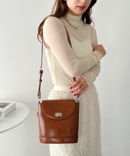 un+frame（アンフレーム）の「vintage leather shoulder bag／バケツ型ヴィンテージPUショルダーバッグ（ショルダーバッグ・レディース・ダークブラウン/ホワイト/ブラウン/ブラック・FREE）」の4枚目の写真