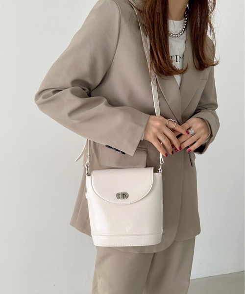 un+frame（アンフレーム）の「vintage leather shoulder bag／バケツ型ヴィンテージPUショルダーバッグ（ショルダーバッグ・レディース・ダークブラウン/ホワイト/ブラウン/ブラック・FREE）」の6枚目の写真