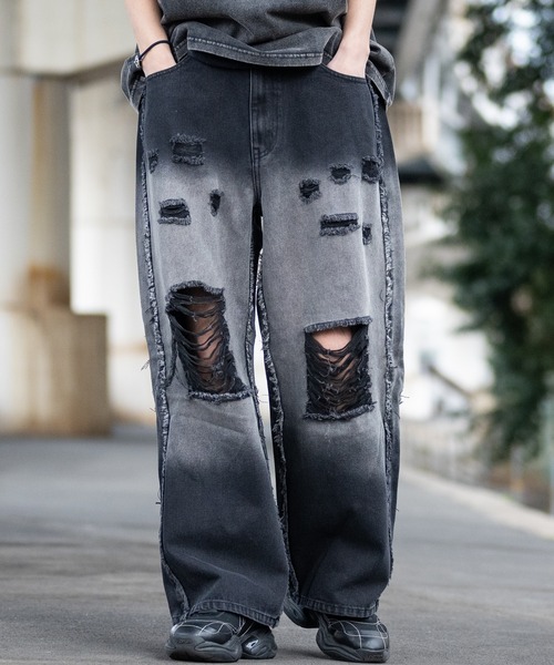 JOHN'S CLOSET(ジョンズクローゼット)の「【13】サイドフリンジ グラデーション/ダメージ加工 ワイドバギー デニム(デニムパンツ・メンズ・スミクロ/ブラウン/レッド/ネイビー/ブラック/サックスブルー系1/ブラック系1・MEDIUM/LARGE)」の4枚目の写真