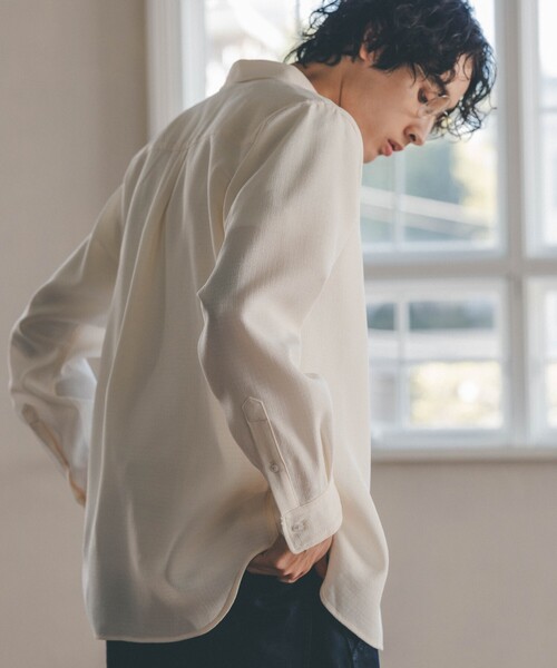 THE SHOP TK （ザ ショップ ティーケー ）の「◆【セットアップ可／ドライタッチ】Reflax（R） リネンライクレギュラーシャツ（シャツ/ブラウス・メンズ・ネイビー/チャコールグレー/オフホワイト/ブラウン系・04/03/02）」の11枚目の写真