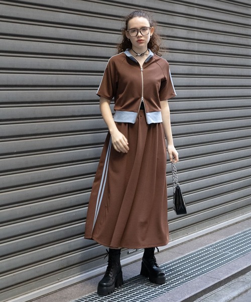FOREVER 21(フォーエバー トゥエンティーワン)の「【2024SS】ラインジャージフレアスカート(スカート・レディース・ブラック/オフホワイト/ライトブラウン・FREE)」の4枚目の写真