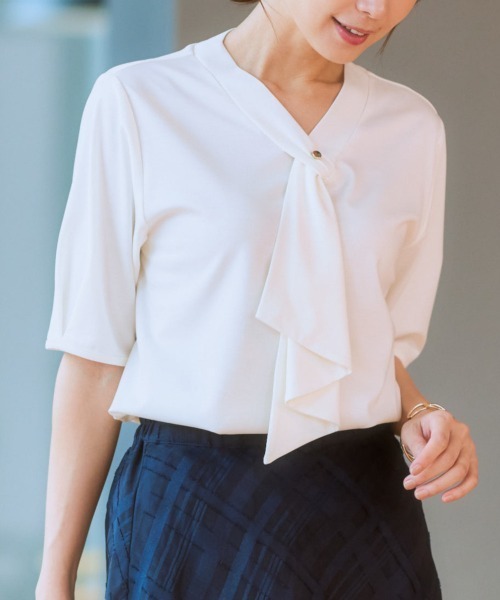 7days Life Styling（セブンデイズライフスタイリング）の「ブラウス見えシルケットポンチフリルタイＶネック５分袖トップス（Tシャツ/カットソー・レディース・ミント/グレイッシュベージュ/ブラック/オフホワイト・S/M/L/LL）」の2枚目の写真