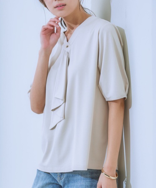 7days Life Styling（セブンデイズライフスタイリング）の「ブラウス見えシルケットポンチフリルタイＶネック５分袖トップス（Tシャツ/カットソー・レディース・ミント/グレイッシュベージュ/ブラック/オフホワイト・S/M/L/LL）」の4枚目の写真