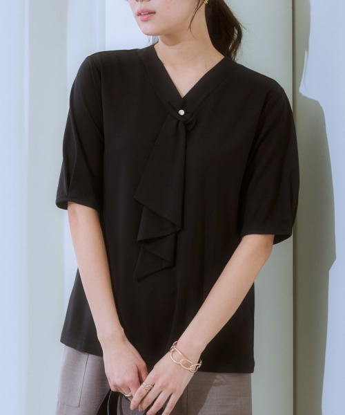 7days Life Styling（セブンデイズライフスタイリング）の「ブラウス見えシルケットポンチフリルタイＶネック５分袖トップス（Tシャツ/カットソー・レディース・ミント/グレイッシュベージュ/ブラック/オフホワイト・S/M/L/LL）」の3枚目の写真