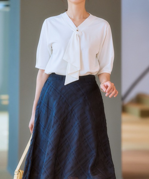 7days Life Styling（セブンデイズライフスタイリング）の「ブラウス見えシルケットポンチフリルタイＶネック５分袖トップス（Tシャツ/カットソー・レディース・ミント/グレイッシュベージュ/ブラック/オフホワイト・S/M/L/LL）」の10枚目の写真