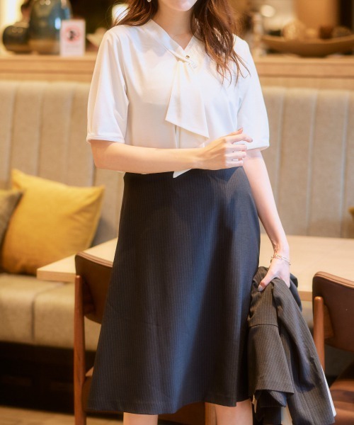 7days Life Styling（セブンデイズライフスタイリング）の「ブラウス見えシルケットポンチフリルタイＶネック５分袖トップス（Tシャツ/カットソー・レディース・ミント/グレイッシュベージュ/ブラック/オフホワイト・S/M/L/LL）」の6枚目の写真