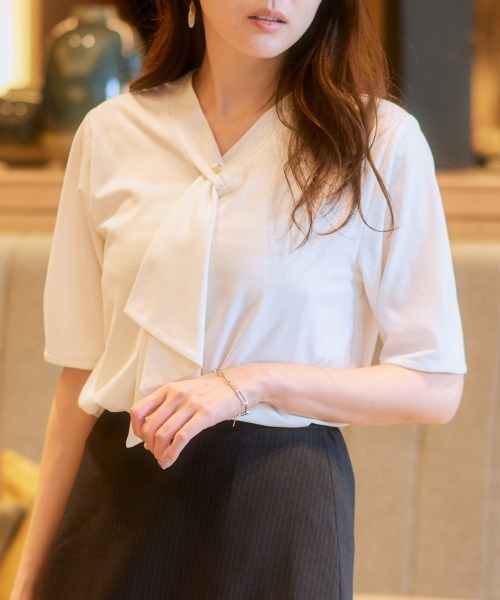 7days Life Styling（セブンデイズライフスタイリング）の「ブラウス見えシルケットポンチフリルタイＶネック５分袖トップス（Tシャツ/カットソー・レディース・ミント/グレイッシュベージュ/ブラック/オフホワイト・S/M/L/LL）」の7枚目の写真