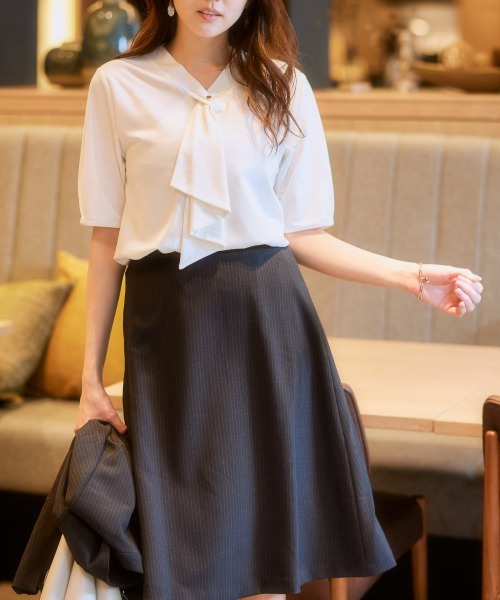 7days Life Styling（セブンデイズライフスタイリング）の「ブラウス見えシルケットポンチフリルタイＶネック５分袖トップス（Tシャツ/カットソー・レディース・ミント/グレイッシュベージュ/ブラック/オフホワイト・S/M/L/LL）」の8枚目の写真