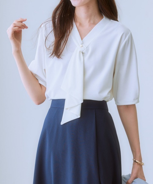 7days Life Styling（セブンデイズライフスタイリング）の「ブラウス見えシルケットポンチフリルタイＶネック５分袖トップス（Tシャツ/カットソー・レディース・ミント/グレイッシュベージュ/ブラック/オフホワイト・S/M/L/LL）」の5枚目の写真