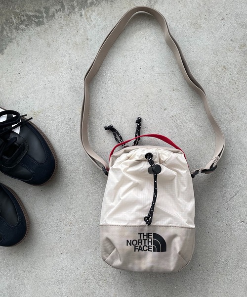 THE NORTH FACE（ザノースフェイス）の「【THE NORTH FACE】BREEZE CROSS BAG（ショルダーバッグ・レディース・ブラック/ベージュ/サックスブルー/ブラック×ホワイト/ベージュ系その他・FREE）」の4枚目の写真