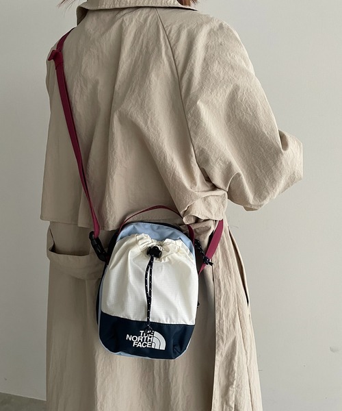 THE NORTH FACE（ザノースフェイス）の「【THE NORTH FACE】BREEZE CROSS BAG（ショルダーバッグ・レディース・ブラック/ベージュ/サックスブルー/ブラック×ホワイト/ベージュ系その他・FREE）」の5枚目の写真