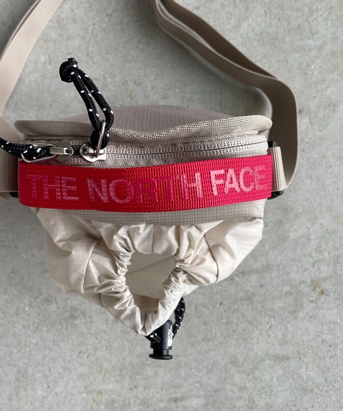 THE NORTH FACE（ザノースフェイス）の「【THE NORTH FACE】BREEZE CROSS BAG（ショルダーバッグ・レディース・ブラック/ベージュ/サックスブルー/ブラック×ホワイト/ベージュ系その他・FREE）」の14枚目の写真
