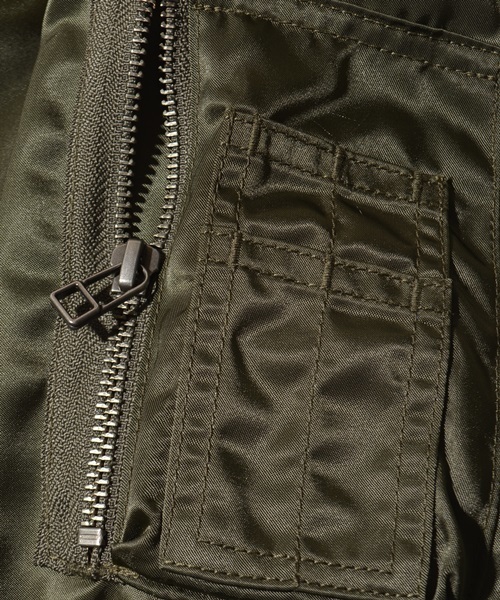 SHIPS JET BLUE（シップスジェットブルー）の「SHIPS JET BLUE (シップス ジェットブルー): ライトウェイト MA-1 フライトジャケット■（ミリタリージャケット・メンズ・ネイビー/オリーブ/ブラック・LARGE/MEDIUM/SMALL）」の4枚目の写真