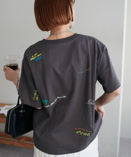 WEB限定】総柄刺繍ロゴTシャツ《ユニセックス》（Tシャツ
