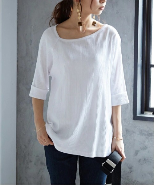 and it_(アンドイット)の「ランダムリブアシメネックTシャツ(Tシャツ/カットソー・レディース・ホワイト/モカ・M-L)」の2枚目の写真