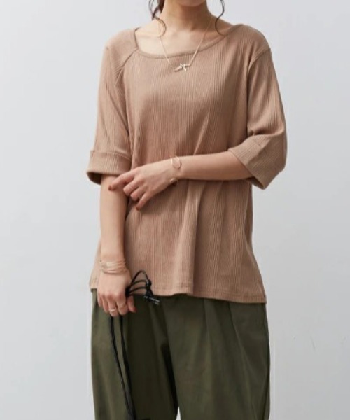 and it_(アンドイット)の「ランダムリブアシメネックTシャツ(Tシャツ/カットソー・レディース・ホワイト/モカ・M-L)」の1枚目の写真