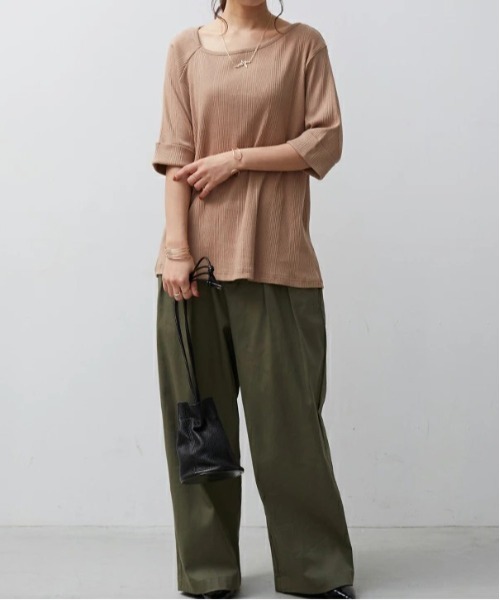 and it_(アンドイット)の「ランダムリブアシメネックTシャツ(Tシャツ/カットソー・レディース・ホワイト/モカ・M-L)」の6枚目の写真