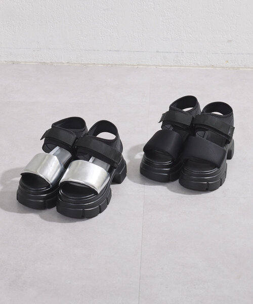 Kastane（カスタネ）の「パフィーボリュームサンダル（サンダル・レディース・ブラック/シルバー・37/38/36）」の15枚目の写真