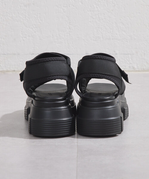 Kastane（カスタネ）の「パフィーボリュームサンダル（サンダル・レディース・ブラック/シルバー・37/38/36）」の11枚目の写真
