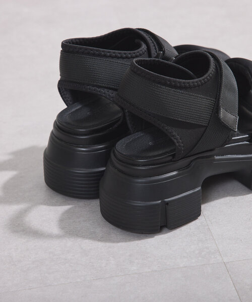 Kastane（カスタネ）の「パフィーボリュームサンダル（サンダル・レディース・ブラック/シルバー・37/38/36）」の10枚目の写真