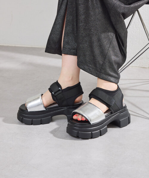 Kastane（カスタネ）の「パフィーボリュームサンダル（サンダル・レディース・ブラック/シルバー・37/38/36）」の7枚目の写真