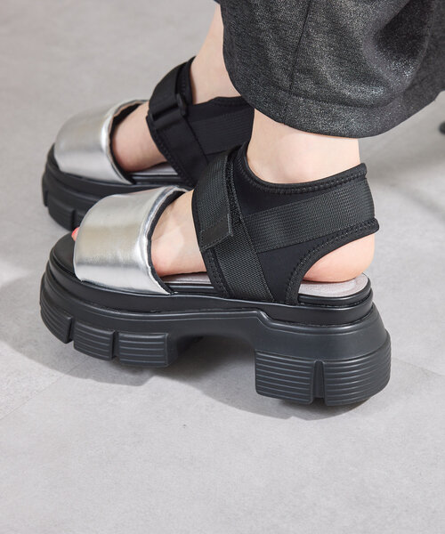 Kastane（カスタネ）の「パフィーボリュームサンダル（サンダル・レディース・ブラック/シルバー・37/38/36）」の6枚目の写真