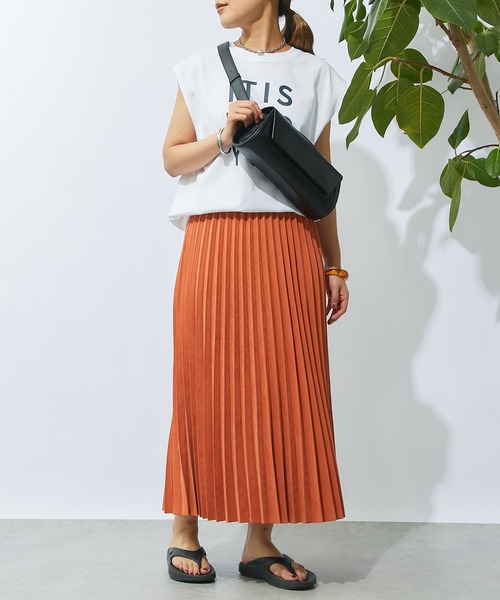 un dix cors（アンディコール）の「《着回しやすい・着心地さらっと》ロゴノースリカットソー（Tシャツ/カットソー・レディース・ネイビー/オフホワイト/カーキ・FREE）」の4枚目の写真