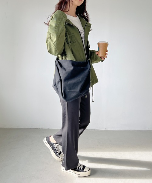 wears(ウェアーズ)の「アジャスターベルト ユニセックス ビッグキャンバスショルダーバッグ / A4収納可能(ショルダーバッグ・レディース・ベージュ/グリーン系その他/グリーン/ホワイト/ブラック/アイボリー/カーキ・FREE)」の21枚目の写真