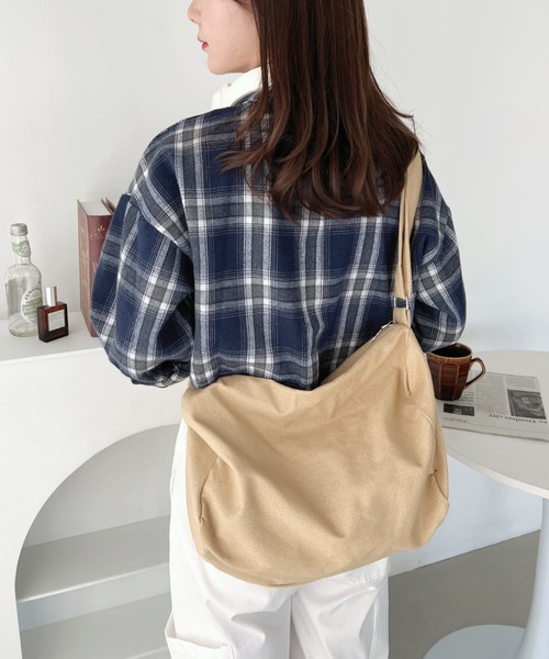 wears(ウェアーズ)の「アジャスターベルト ユニセックス ビッグキャンバスショルダーバッグ / A4収納可能(ショルダーバッグ・レディース・ベージュ/グリーン系その他/グリーン/ホワイト/ブラック/アイボリー/カーキ・FREE)」の18枚目の写真