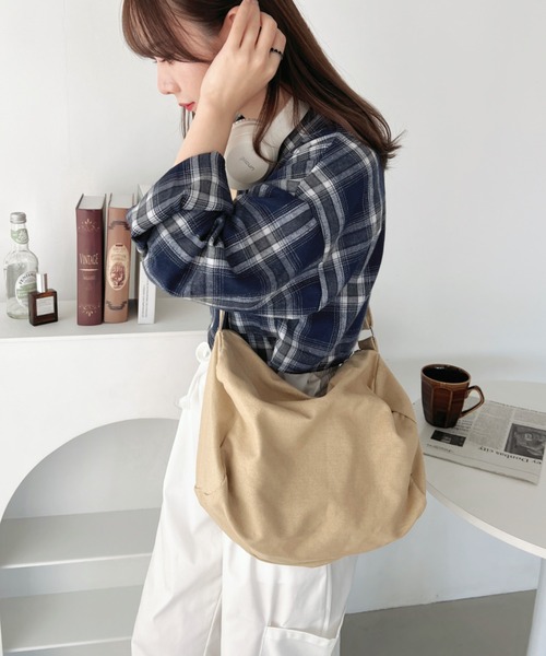 wears(ウェアーズ)の「アジャスターベルト ユニセックス ビッグキャンバスショルダーバッグ / A4収納可能(ショルダーバッグ・レディース・ベージュ/グリーン系その他/グリーン/ホワイト/ブラック/アイボリー/カーキ・FREE)」の19枚目の写真