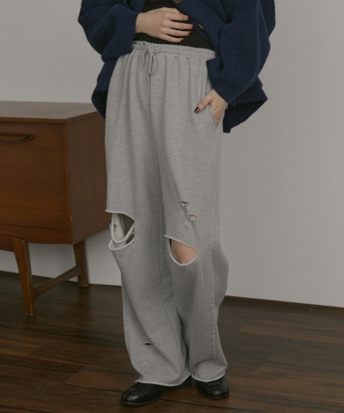 MERLOT(メルロー)の「ダメージワイドスウェットパンツ(スウェットパンツ・レディース・ブラック/グレー/アイボリー・FREE)」の3枚目の写真