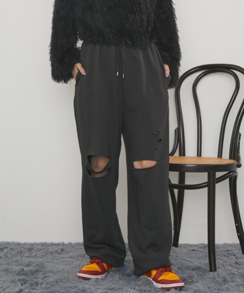 MERLOT(メルロー)の「ダメージワイドスウェットパンツ(スウェットパンツ・レディース・ブラック/グレー/アイボリー・FREE)」の1枚目の写真