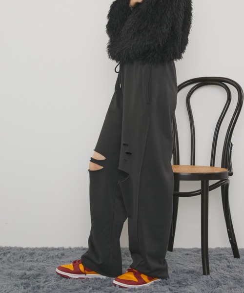 MERLOT(メルロー)の「ダメージワイドスウェットパンツ(スウェットパンツ・レディース・ブラック/グレー/アイボリー・FREE)」の4枚目の写真