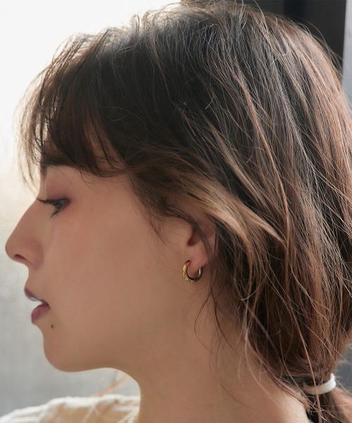 Jolie Toujours(ジョリトゥジュール)の「【汗や水に強い】〈ステンレス〉バイカラープチフープピアス(ピアス(両耳用)・レディース・シルバー×ゴールド・FREE)」の5枚目の写真