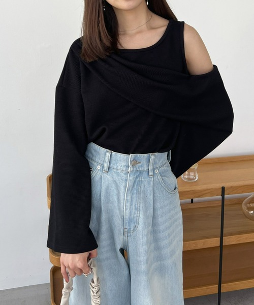Olu.(オルドット)の「ショルダーカットワッフルトップス(Tシャツ/カットソー・レディース・ブラック/ホワイト・FREE)」の5枚目の写真