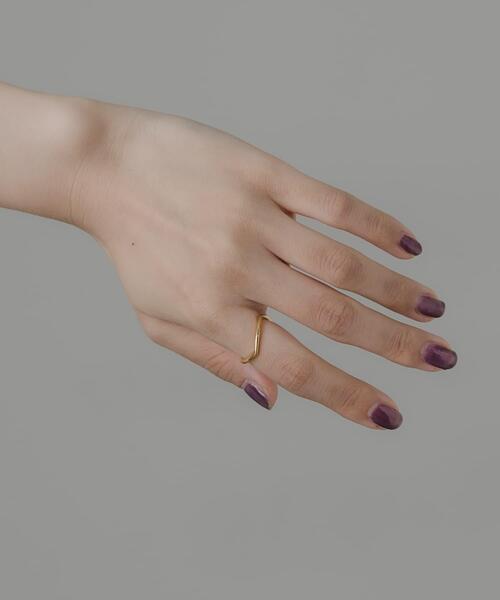 SMELLY（スメリー）の「ステンレススィンニュアンスカーブリング（リング・レディース・ゴールド・12）」の2枚目の写真