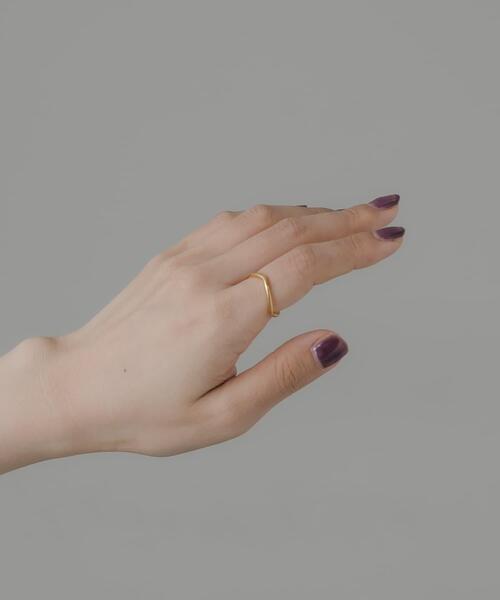 SMELLY（スメリー）の「ステンレススィンニュアンスカーブリング（リング・レディース・ゴールド・12）」の4枚目の写真