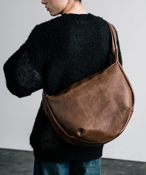 Rocky Monroe（ロッキーモンロー）の「PUレザー ビッグショルダーバッグ（ショルダーバッグ・メンズ・ブラック/ブラウン・FREE）」の2枚目の写真