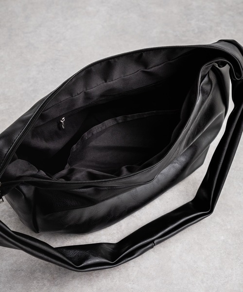 Rocky Monroe（ロッキーモンロー）の「PUレザー ビッグショルダーバッグ（ショルダーバッグ・メンズ・ブラック/ブラウン・FREE）」の9枚目の写真