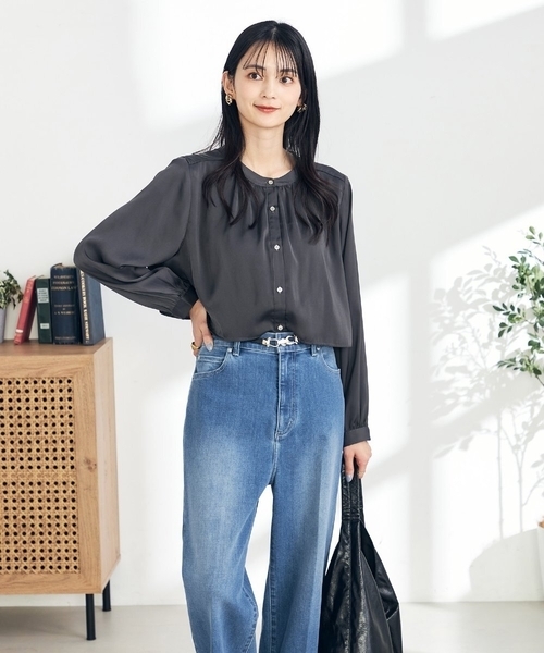 a.v.v（アーヴェヴェ）の「【前後2WAY】レイヤード風サテンブラウス（シャツ/ブラウス・レディース・ダークインディゴブルー/アイボリー/チャコールグレー・36/34/38/40/42）」の3枚目の写真