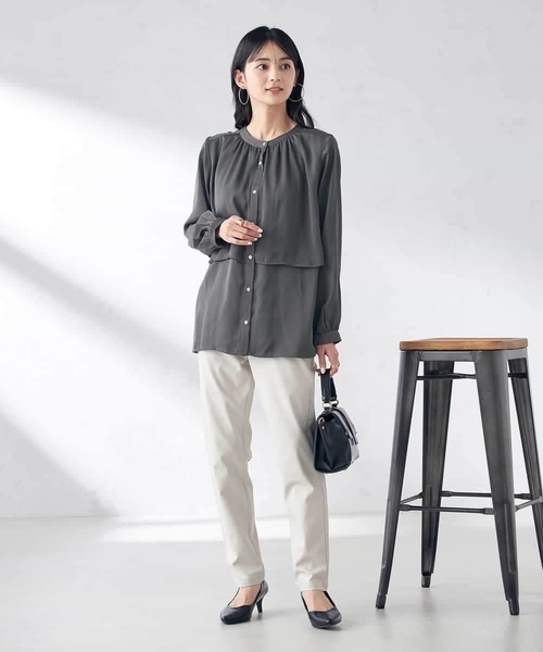 a.v.v（アーヴェヴェ）の「【前後2WAY】レイヤード風サテンブラウス（シャツ/ブラウス・レディース・ダークインディゴブルー/アイボリー/チャコールグレー・36/34/38/40/42）」の4枚目の写真