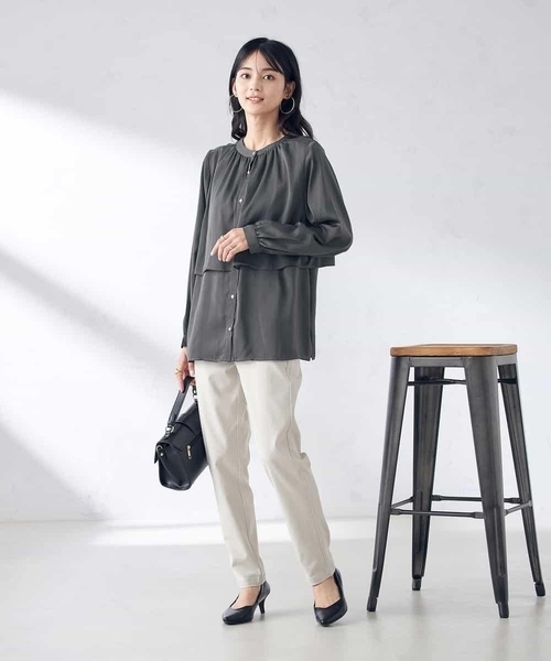 a.v.v（アーヴェヴェ）の「【前後2WAY】レイヤード風サテンブラウス（シャツ/ブラウス・レディース・ダークインディゴブルー/アイボリー/チャコールグレー・36/34/38/40/42）」の5枚目の写真