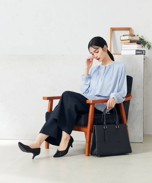 a.v.v（アーヴェヴェ）の「【前後2WAY】レイヤード風サテンブラウス（シャツ/ブラウス・レディース・ダークインディゴブルー/アイボリー/チャコールグレー・36/34/38/40/42）」の10枚目の写真