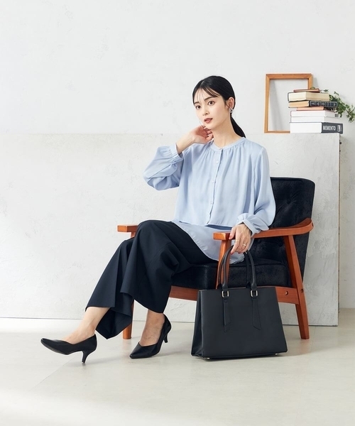 a.v.v（アーヴェヴェ）の「【前後2WAY】レイヤード風サテンブラウス（シャツ/ブラウス・レディース・ダークインディゴブルー/アイボリー/チャコールグレー・36/34/38/40/42）」の11枚目の写真