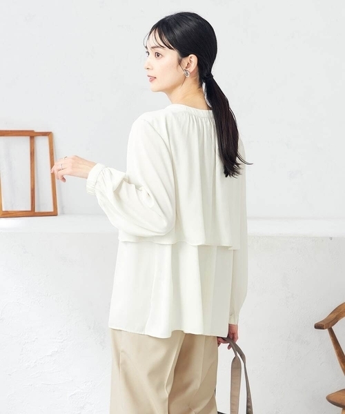 a.v.v（アーヴェヴェ）の「【前後2WAY】レイヤード風サテンブラウス（シャツ/ブラウス・レディース・ダークインディゴブルー/アイボリー/チャコールグレー・36/34/38/40/42）」の14枚目の写真